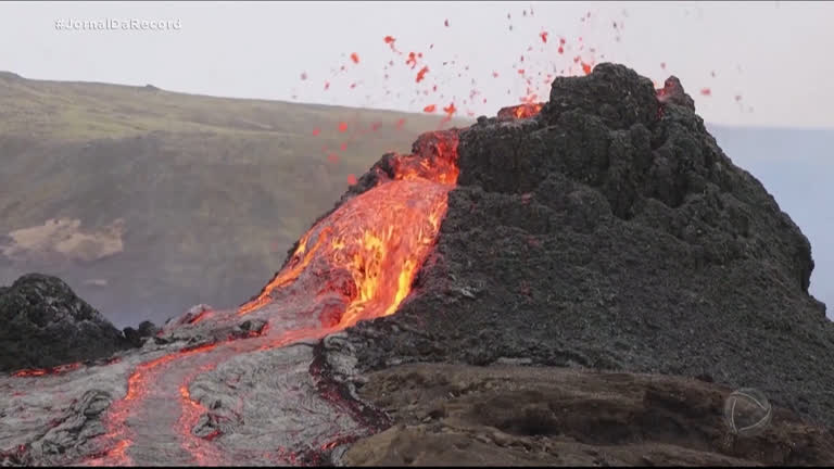 Vídeo: Cientistas se aproximam de vulcão em erupção na Islândia para estudar o fenômeno