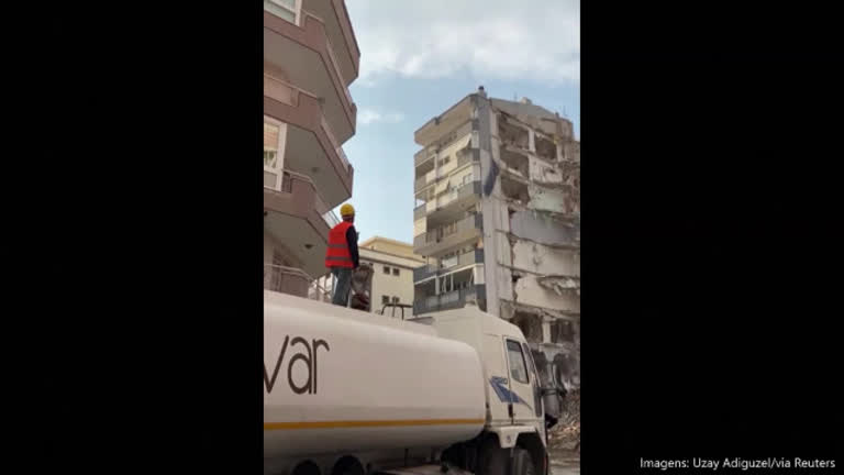 Vídeo: Demolição dá errado e prédio cai sobre outro na Turquia