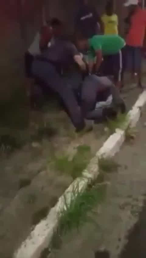 Vídeo: PM ajoelha em rapaz e chuta mulher na zona sul de SP
