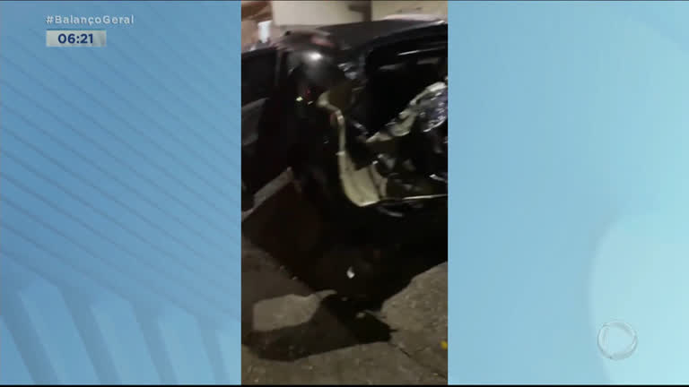 Vídeo: Ladrões em fuga batem carro em poste, lata de lixo e portão