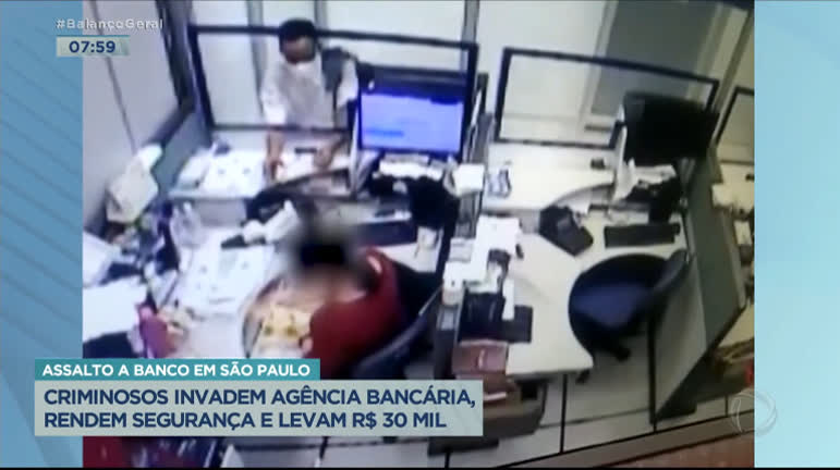 Vídeo: Criminosos invadem agência bancária, rendem segurança e levam R$ 30 mil