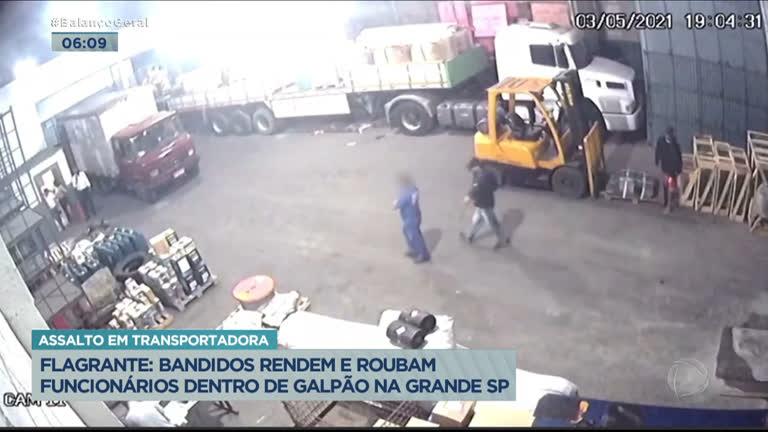 Vídeo: Bandidos rendem e assaltam funcionários de transportadora