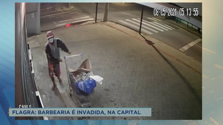 Vídeo: Ladrão se passa por morador de rua para furtar barbearia em BH