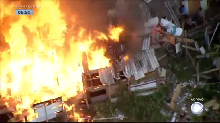 Vídeo: Incêndio atinge favela na zona sul de São Paulo