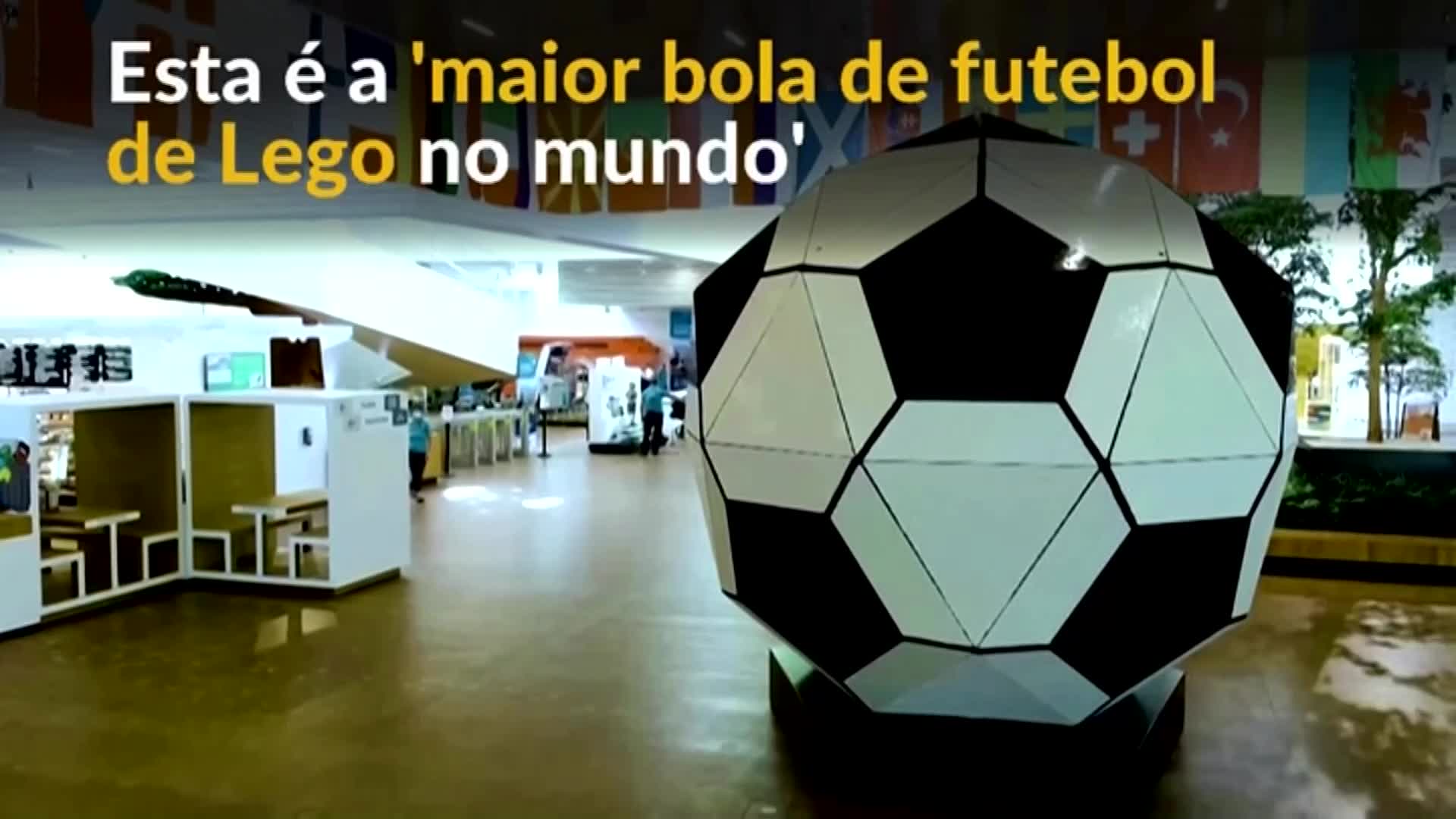 Vídeo: Funcionários constroem maior bola de futebol de Lego no mundo