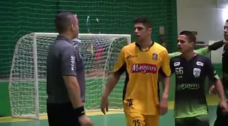 Vídeo: Jogador faz gol de mão e avisa árbitro no Paulista de Futsal