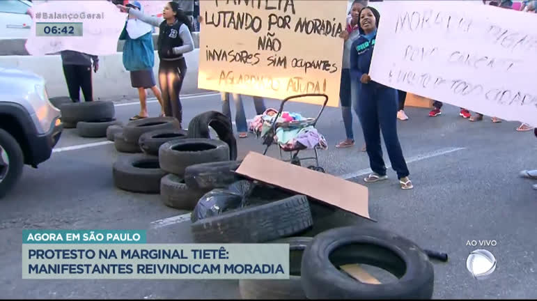 Vídeo: Protesto por moradia complica trânsito na Marginal Tietê, em São Paulo