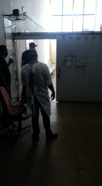 Vídeo: Baleado e com a cabeça coberta, Lázaro chega a hospital de Goiás