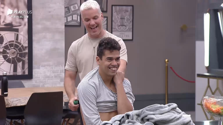 Vídeo: Bruno faz massagem em Fabio - Power Couple Brasil 5