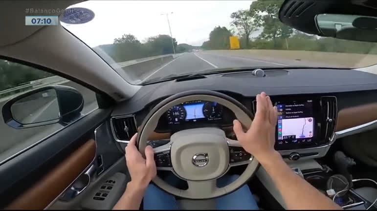 Vídeo: Ex-ator mirim dirige em alta velocidade e exibe vídeo na internet