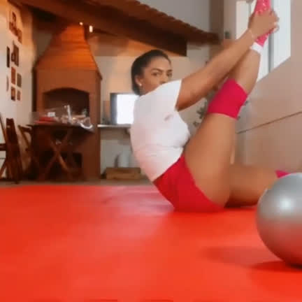 Vídeo: Cantora Tays Reis exibe treinos de ginástica rítmica