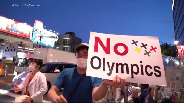 Vídeo: Dezenas de japoneses vão às ruas protestar contra a realização das Olimpíadas