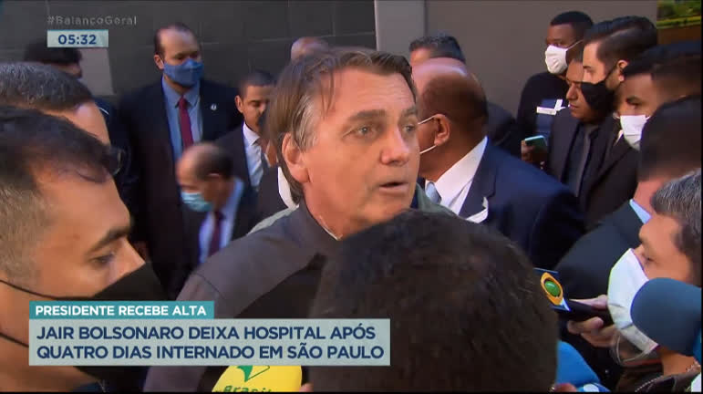 Vídeo: Bolsonaro recebe alta de hospital em SP