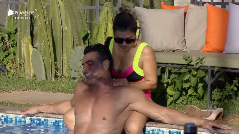 Vídeo: Li e JP aproveitam a piscina enquanto Mari e Matheus conversam na sala - Power Couple Brasil 5