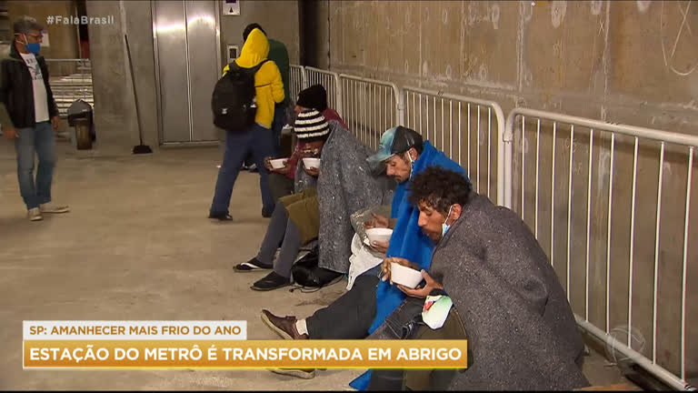 Vídeo: Estação de metrô de SP é transformada em abrigo para proteger moradores de rua do frio