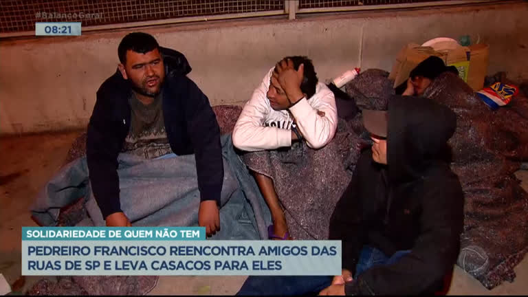Vídeo: Morador de rua resgatado leva roupas para amigos desabrigados