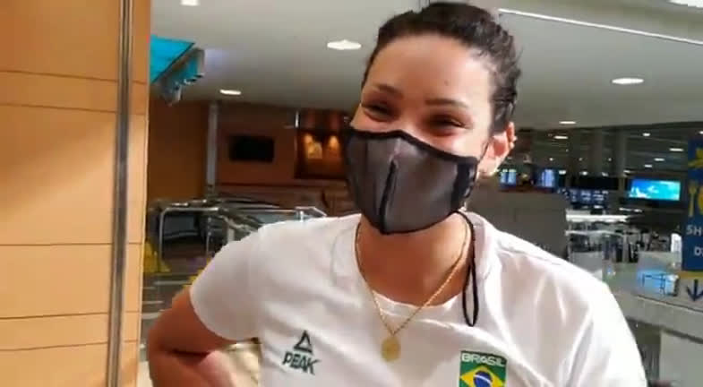 Vídeo: Vídeo exclusivo: Tandara embarca de volta ao Brasil após ser suspensa por doping