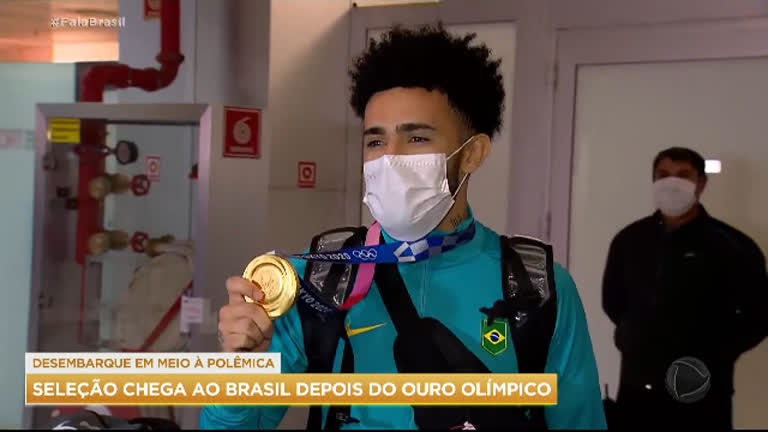 Vídeo: Seleção de futebol chega ao Brasil após conquista do ouro olímpico em Tóquio