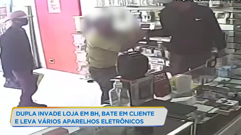 Vídeo: Suspeitos agridem cliente de loja e roubam aparelhos eletrônicos