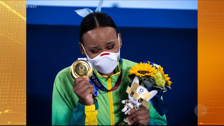 Vídeo: Campeã olímpica Rebeca Andrade é recebida com aplausos ao desembarcar no Rio