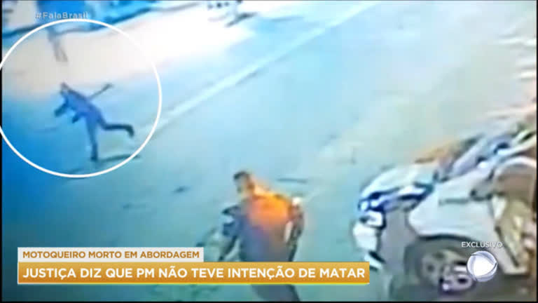 Vídeo: PM que arremessou cassetete em motociclista deve responder por homicídio culposo