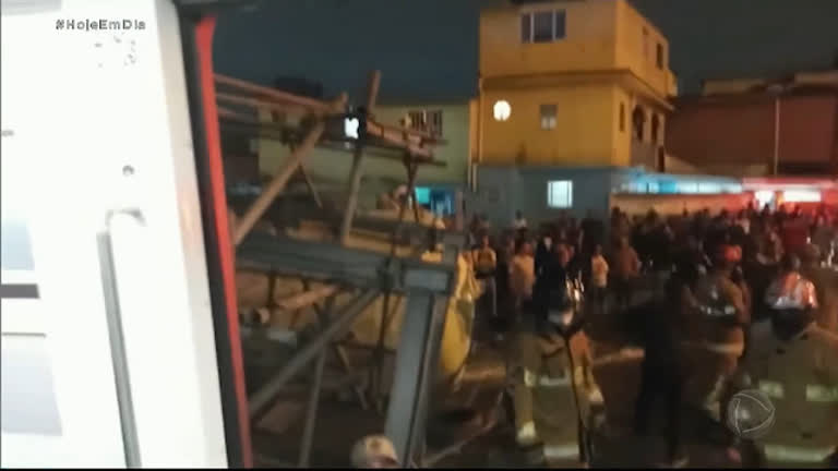 Vídeo: Caminhão descontrolado e derruba passarela no trilho do metrô do Rio