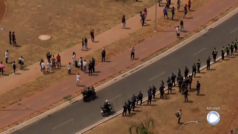 Vídeo: Polícia Militar faz separação entre grupos de manifestantes para evitar brigas