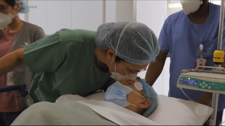 Vídeo: Idosa passa por cirurgia para retirada da bolsa de colostomia