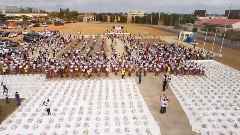 Vídeo: Igreja Universal distribui toneladas de alimentos em Angola