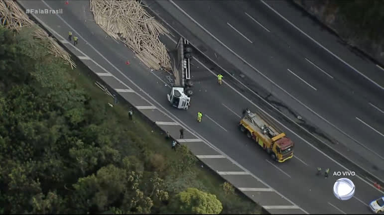 Vídeo: Sequestrador tomba caminhão ao fugir com vítima em rodovia de SP