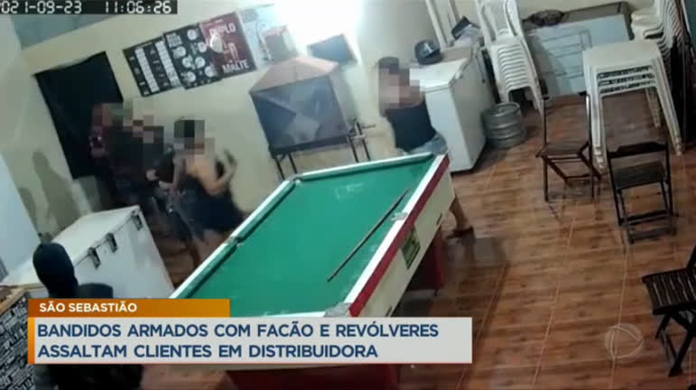 Vídeo: Homens armados assaltam clientes em distribuidora em São Sebastião