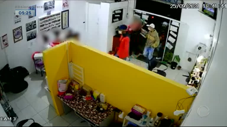 Vídeo: Bandidos fazem arrastão em salão e assaltam pedestres em SP