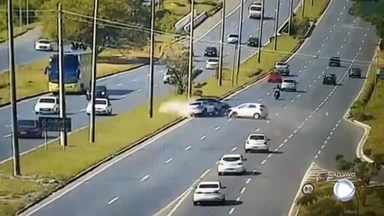 Vídeo: Motorista embriagado provoca acidente com outros dois carros na Epia