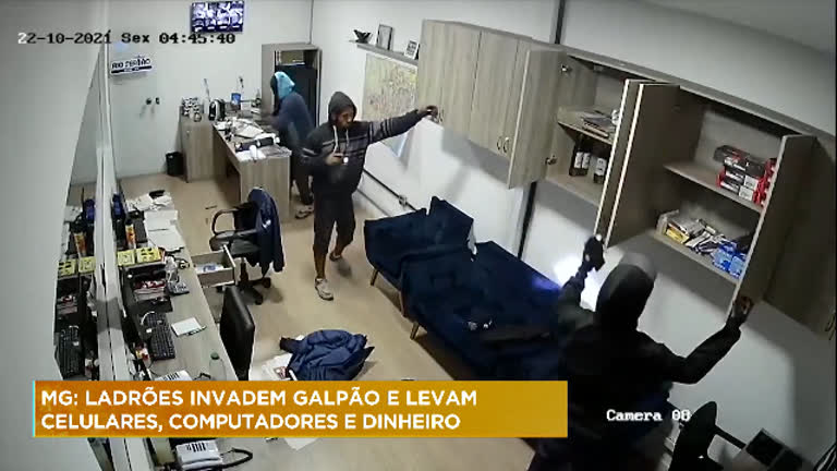 Vídeo: Suspeitos de invadir galpão deixam prejuízo de mais de R$ 10 mil