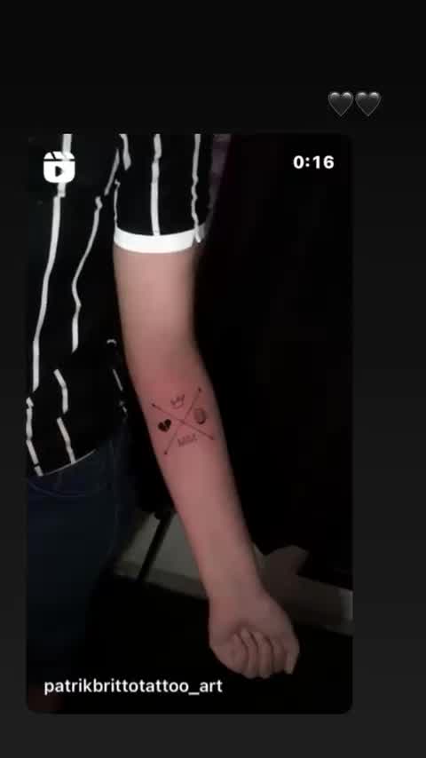 Vídeo: Fã faz tatuagem para homenagear Marília Mendonça
