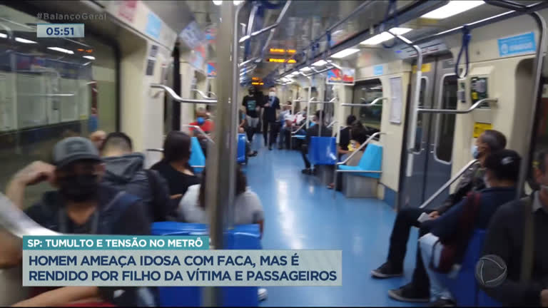 Vídeo: Homem ameaça idosa com faca no metrô de São Paulo