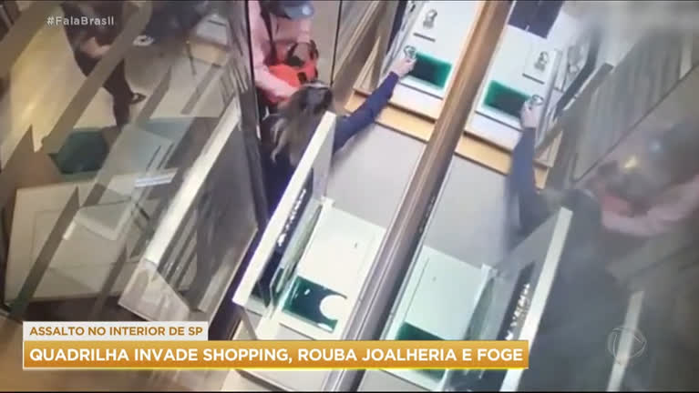 Vídeo: Quadrilha invade shopping e rouba joalheria no interior de São Paulo
