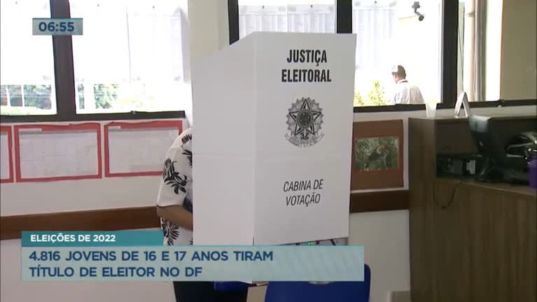 Vídeo: Mesmo não sendo obrigatório, mais de quatro mil jovens do DF tiram título de eleitor para votar no próximo ano
