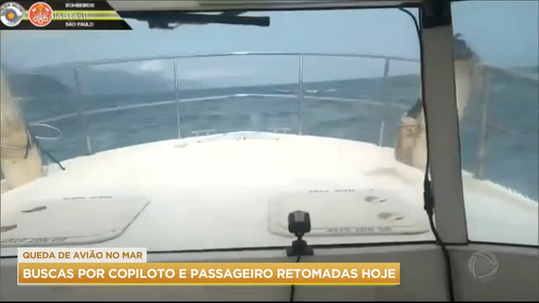 Vídeo: Equipes retomam buscas por copiloto e passageiro de avião que caiu no mar