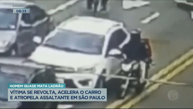 Vídeo: Vítima se revolta, acelera carro e atropela assaltante em SP