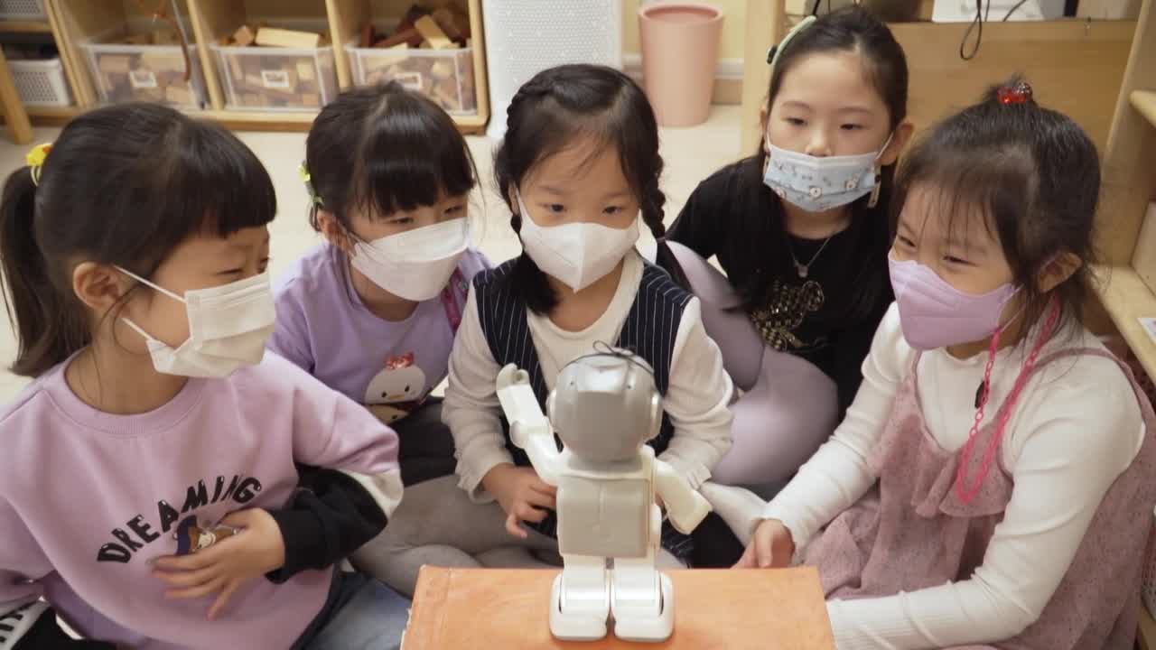 Vídeo: Coreia do Sul usa robô para ajudar professores em pré-escola