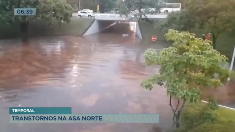 Vídeo: Chuva forte deixa ruas alagadas e carros submersos na Asa Norte