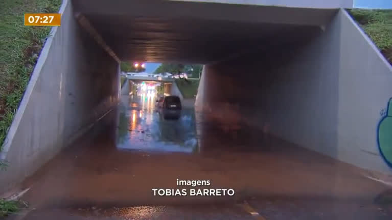 Vídeo: Chuva forte deixa ruas alagadas e carros ilhados pelo DF