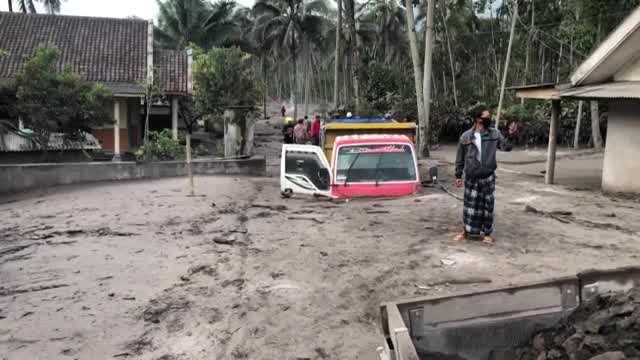Vídeo: Equipes buscam sobreviventes após erupção de vulcão na Indonésia