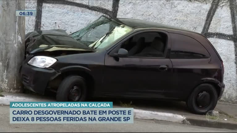 Vídeo: Carro desgovernado bate em poste e deixa oito feridos na Grande SP