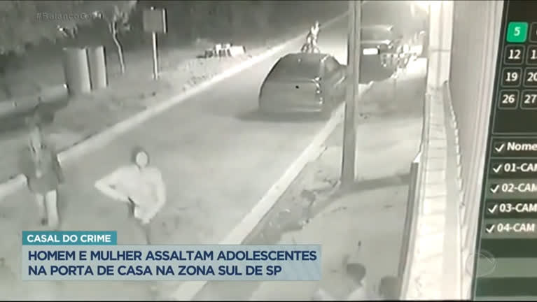 Vídeo: Casal armado assalta adolescentes na porta de casa na Zona Sul de SP