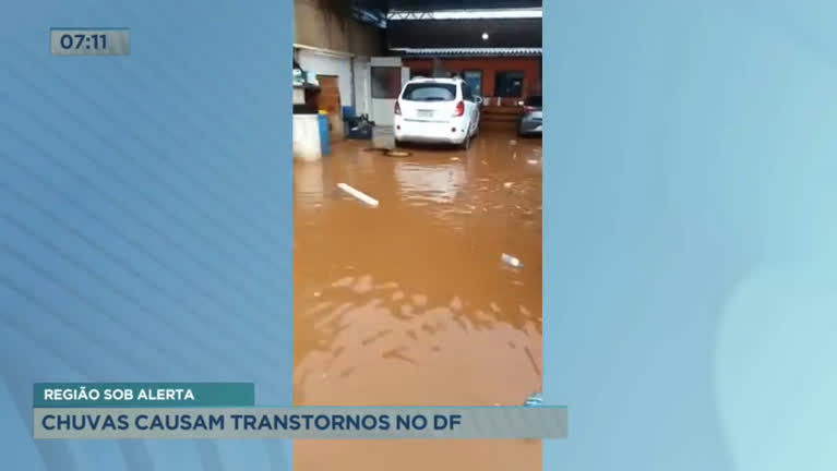 Vídeo: Chuvas causam transtornos em cidades do DF