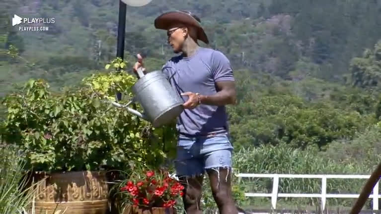 Vídeo: Dynho assume função de Rico e cuida da horta – A Fazenda 13