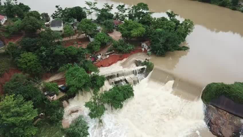 Vídeo: Vídeo mostra transbordamento de represa de água em MG