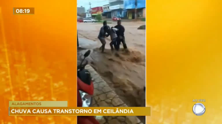 Vídeo: Chuva causa transtornos em Ceilândia (DF)